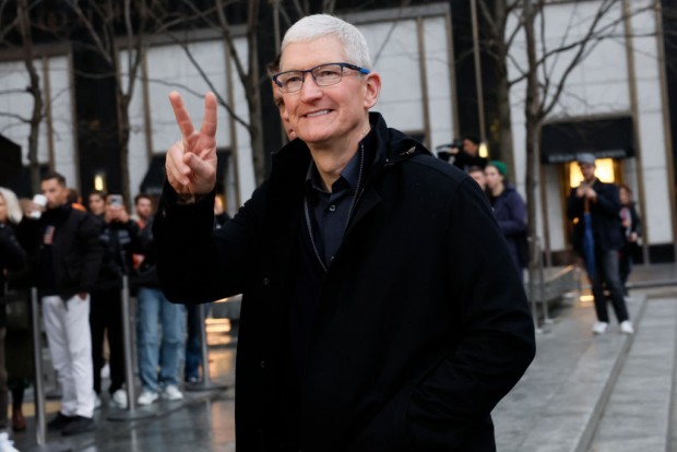 Apple CEO Tim Cook's Remarks Praising China Criticized by Chinese Residents