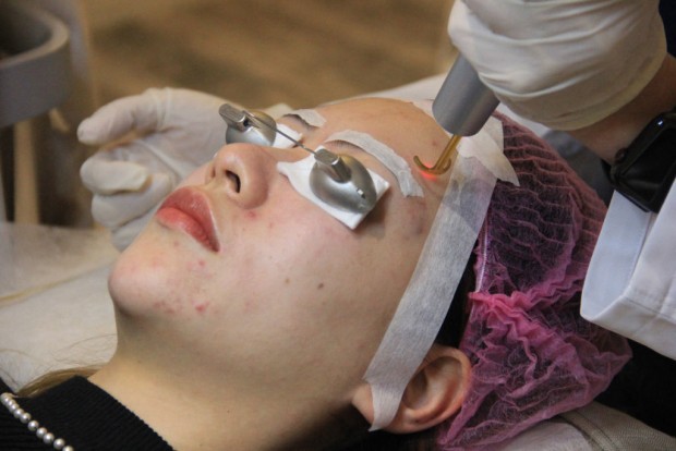 'Vampire Facials' in Unlicensed Spa Lead to 3 HIV Cases Transmitted Through Cosmetic Needles