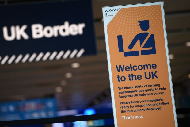 UK Airports in Chaos Amid Border Force Passport E-Gates Crash Nationwide 