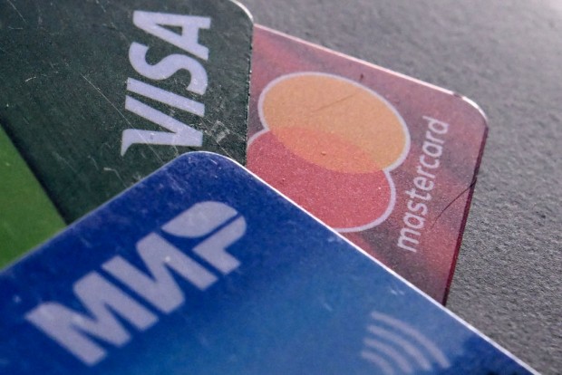 Visa-Mastercard $30 Billion Swipe Fee Deal Setback as Judge Hints at Rejection