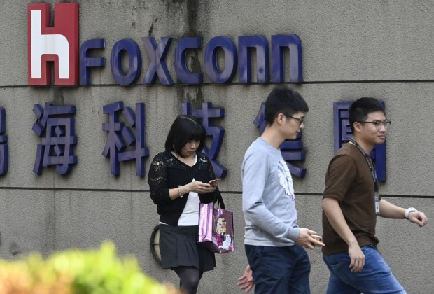 Apple Supplier Foxconn Boosts Wages and Bonuses Ahead of AI-Enabled iPhone 16 Launch