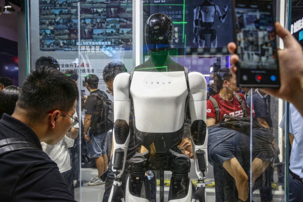 Tesla to Use Humanoid Robots for In-House Operations Starting Next Year