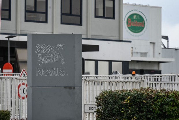 Nestle Cuts Sales Forecast as Shoppers Reject Price Hikes