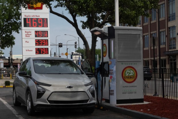 30% of Global EV Owners Consider Switching Back to Gas Cars, Survey Says