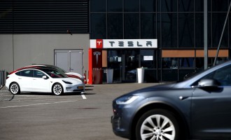 Tesla Offers Unofficial Discounts to European Leasing Companies Amid Price Cut Fallout