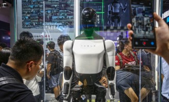 Tesla to Use Humanoid Robots for In-House Operations Starting Next Year