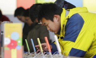 Customer testing iPhone 5C in China