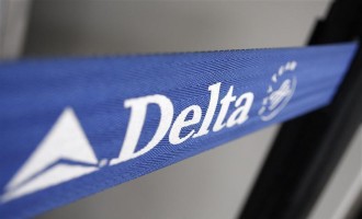 The Delta airline logo is seen on a strap at JFK Airport in New York. REUTERS/Joshua Lott (UNITED STATES)