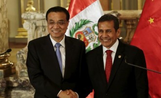 Li Keqiang (L) and Peru's President Ollanta Humala