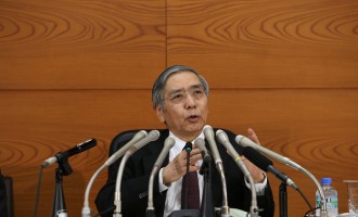 Japan Adopts Negative-Rate Strategy to Aid Weakening Economy